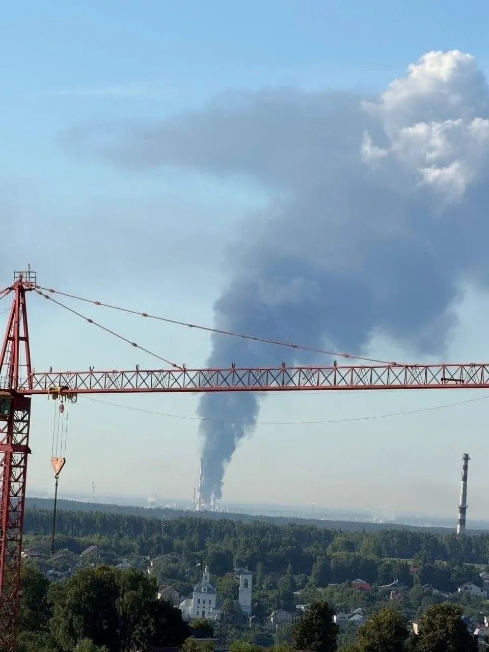 В ночь на 2 июля беспилотники нанесли удар по крупному нефтеперерабатывающему заводу в Кстове (Нижегородская область). Есть погибший и раненые, поставки топлива в Чувашию могут сократиться, ситуация на АЗС ухудшится.