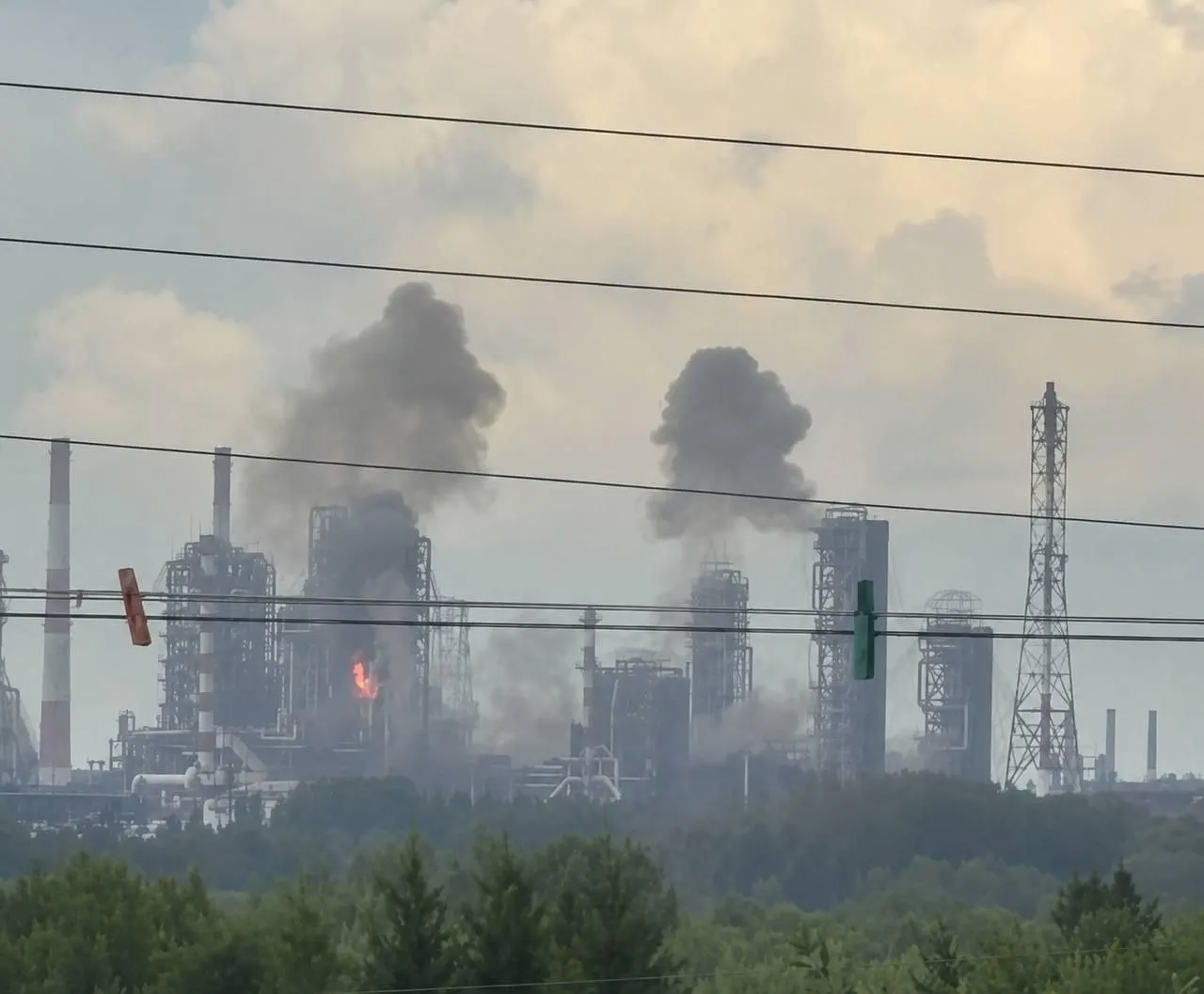 В результате удара беспилотников в Омске возник крупный пожар на нефтеперерабатывающем заводе; удар, по предварительным данным, был нанесён с расстояния около 2500 км от линии фронта.