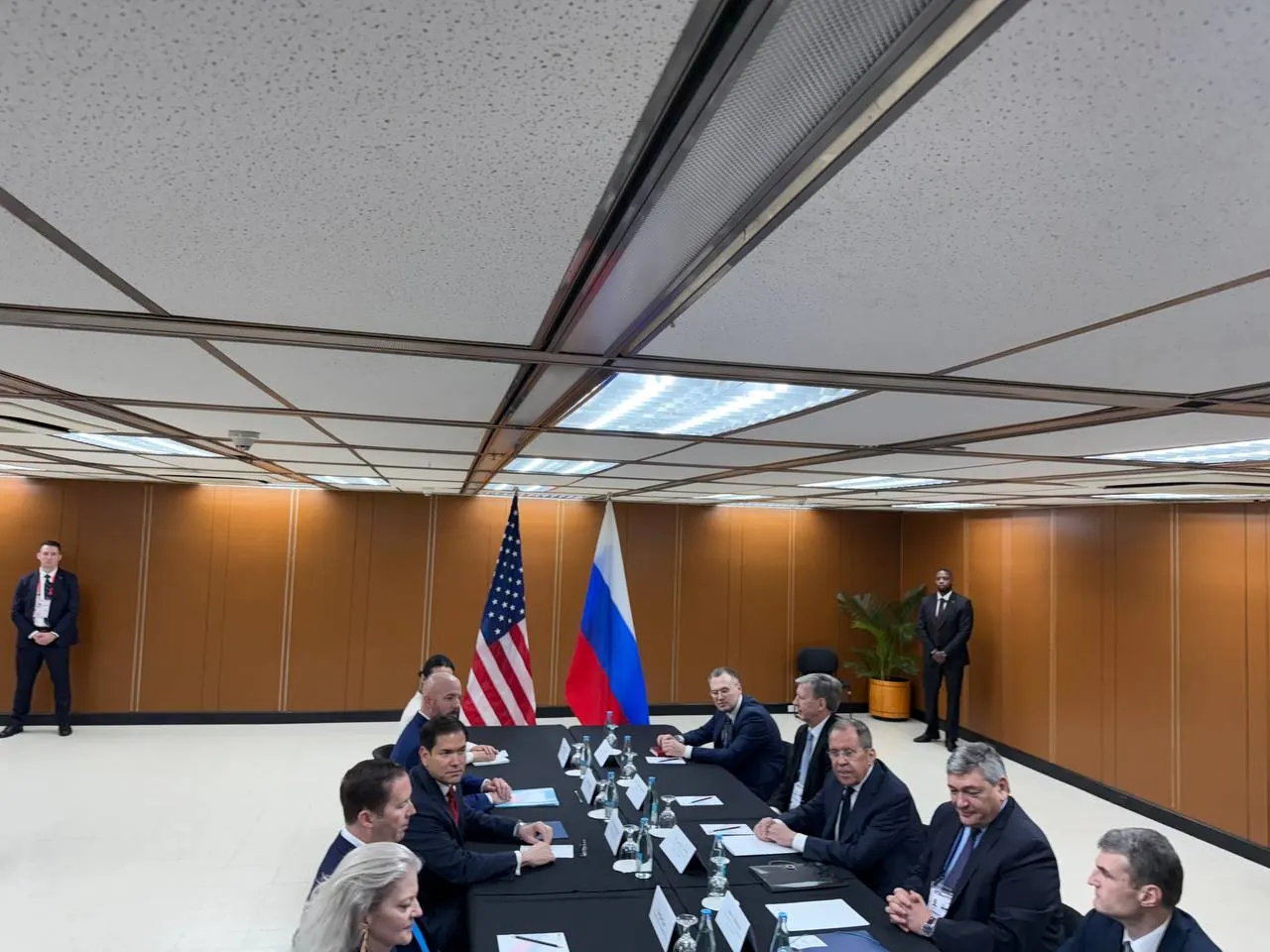 Министры обсудили комментарии по итогам Анкориджа и позицию США по урегулированию конфликта на Украине; встреча продолжалась около получаса.