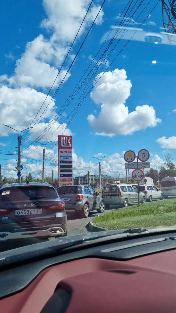 В Минпромэнерго Чувашии официально подтвердили дефицит бензина: введены лимиты на заправках, а на ряде АЗС заправиться проблематично из‑за технологических перерывов. Власти обещают, что экстренные службы обеспечены, но конкретных сроков нормализации не называют.