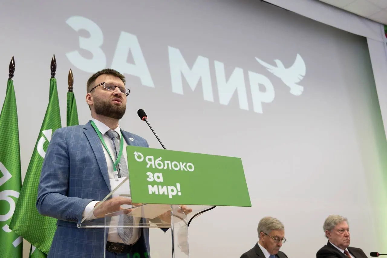 Ведомство сослалось на «факты ведения политической деятельности» — от поздравления лидера партии до участия в акции с бумажными самолётиками. Дорохов назвал решение «кафкианским абсурдом» и «писем из дурдома».