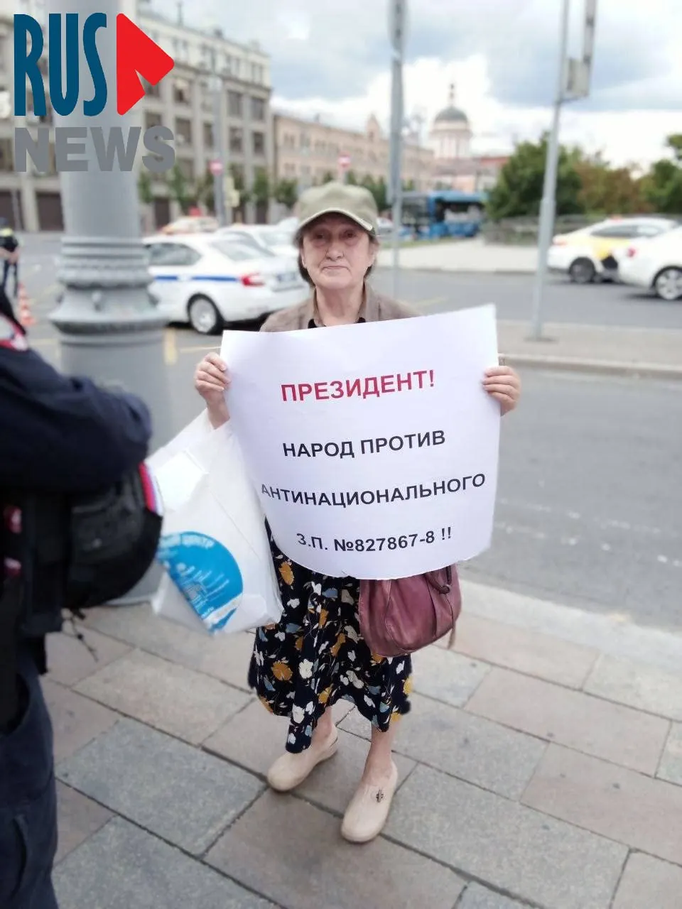 На Старой площади задержали Наталью Шамину — председателя Новосибирского отделения ВООПИК, вышедшую в одиночный пикет против законопроекта, который позволяет регионам исключать памятники из госреестра.