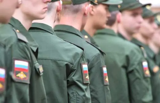 Правительство поддержало законопроект, позволяющий направлять солдат срочной службы в пожарные и аварийно‑спасательные подразделения МЧС для частичного закрытия дефицита персонала.