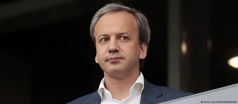 Аркадий Дворкович заявил, что будет судиться с ЕС из‑за внесения его в санкционный список; до решения суда он отказался от исполнения обязанностей главы Международной шахматной федерации.