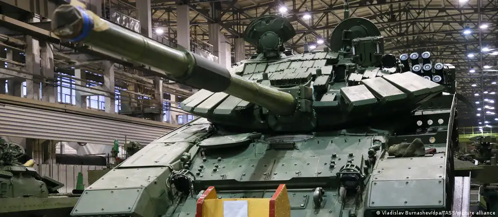 Разведки предупреждают о «взрывоопасной ситуации» в российских банках: давление властей на кредитование оборонных предприятий и покупателей жилья, рост просрочек и риск дефолтов по корпоративным займам. Новый пакет западных санкций может стать спусковым крючком, показывают доклады и исследования.