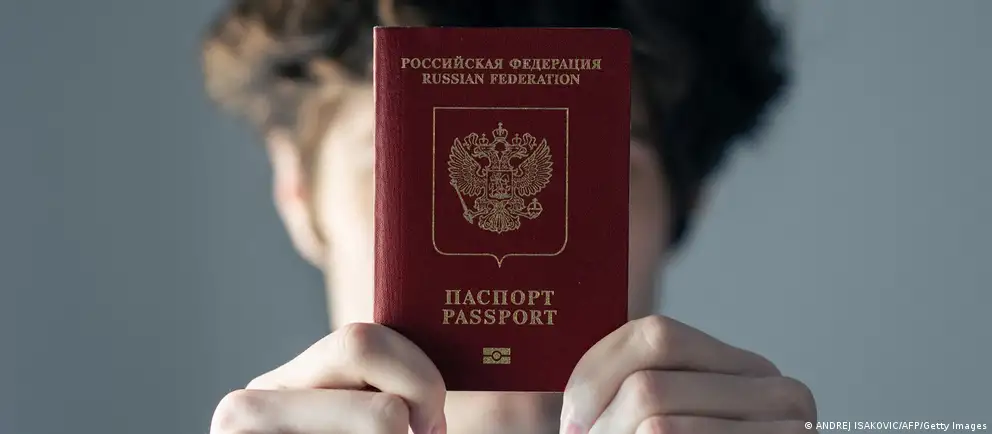 После возражений Франции и Италии Евросоюз пересмотрел первоначальный план: визовый запрет предлагается оставить только для тех россиян, кто непосредственно участвовал в боевых действиях в Украине; при этом расширены исключения по гуманитарным и государственным основаниям.