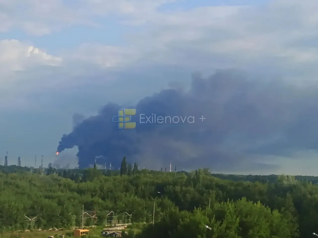 После падения обломков сбитых беспилотников в Краснодарском крае и Башкортостане возникли пожары; есть пострадавшие и разрушения жилых и промышленных объектов.