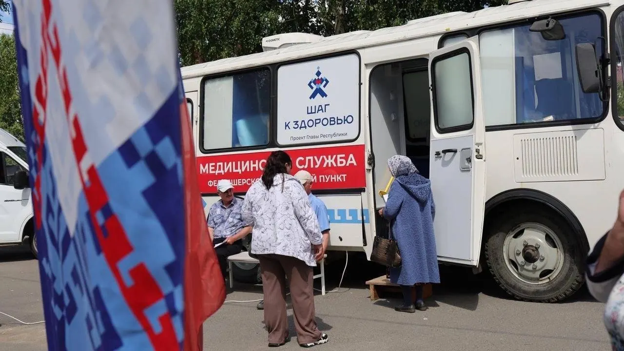 Массовые выезды с уличными палатками и рекламными обследованиями выглядят как пиар‑акция: критики утверждают, что это маскирует сокращения в здравоохранении и служит сбору персональных данных накануне выборов.