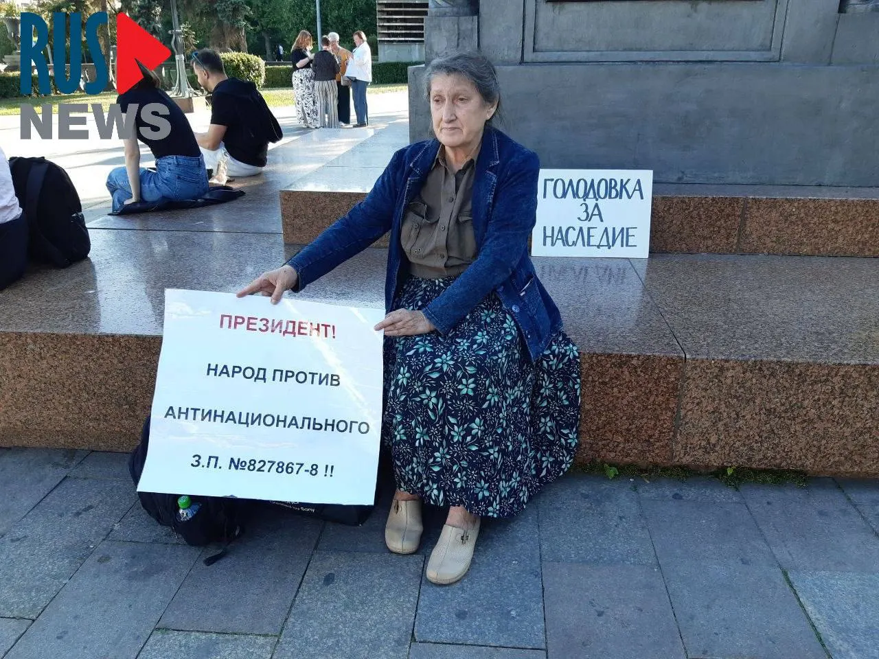 Наталья Шамина объявила голодовку у памятника Кириллу и Мефодию в знак протеста против законопроекта о передаче регионам полномочий по исключению объектов культурного наследия; через час её задержала полиция.