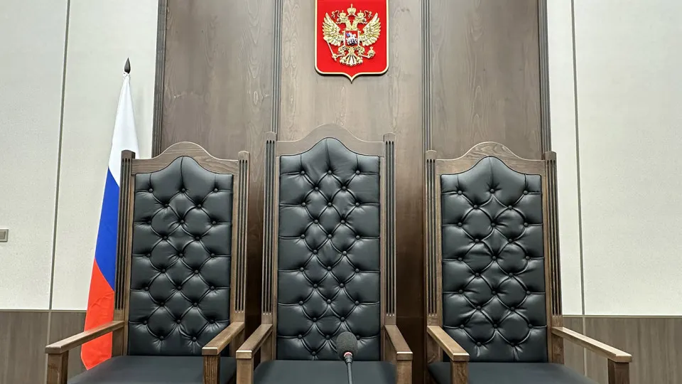 Правительственная комиссия одобрила проект, который смягчает требования к образованию для ряда должностей в аппаратах судов. Ожидается сокращение кадрового дефицита, но эксперты предупреждают о рисках и отмечают необходимость улучшения условий труда.