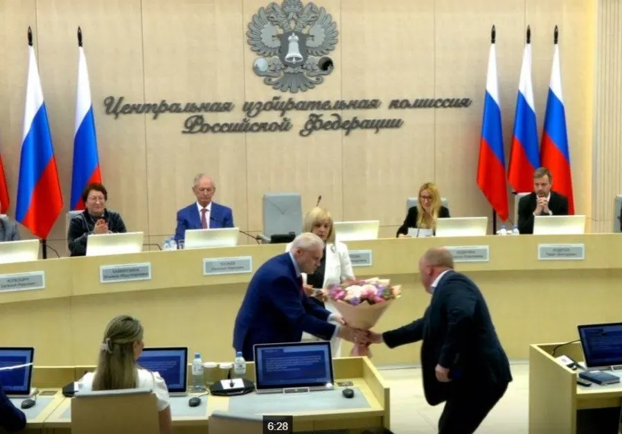 На заседании Центральной избирательной комиссии единогласно зарегистрировали 260 кандидатов от «Справедливой России» (изначально заявлено 263), вручили удостоверение Сергею Миронову, назначили члена комиссии с правом совещательного голоса от ЛДПР и утвердили 43 финансовых уполномоченных «Яблока» для работы в 42 регионах.