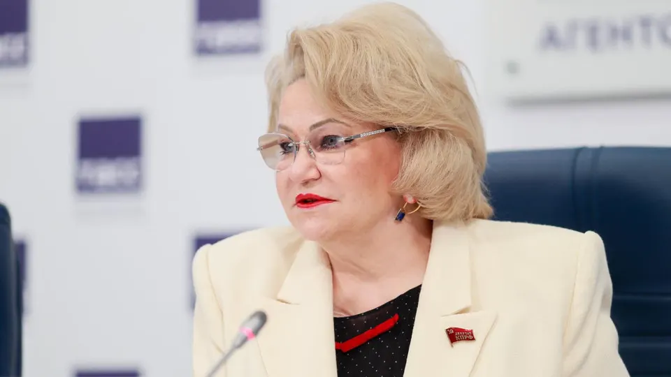 Глава комитета Госдумы предупредила, что из‑за ударов по нефтеперерабатывающим заводам в стране образовался топливный дефицит, который может сказаться на уборочной кампании и поставках продуктов.