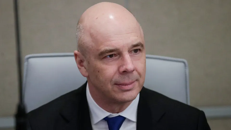 По данным «Электронного бюджета», расходы 2026 года прогнозируются в 45,11 трлн руб., доходы — 40,28 трлн руб., дефицит — 4,83 трлн руб.; эксперты предупреждают о дальнейшем росте дефицита в ближайшие годы.