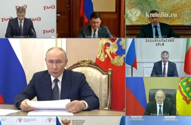 На совещании с президентом обсуждали обеспечение топлива для госорганов и граждан: предложены строительство малых НПЗ и увеличение импорта из дружественных стран, власти региона рассчитывают на быстрый эффект от мер.