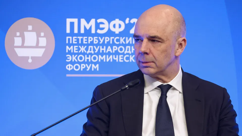 Аукцион ОФЗ 15 июля признан несостоявшимся, на последних торгах Минфин привлекает менее 10 млрд руб. Инвесторы ждут сигналов от Центробанка и ясности по росту бюджетных расходов.