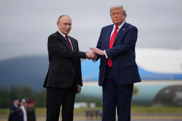 На саммите НАТО в Анкаре Трамп может провести личную встречу с Владимиром Зеленским, а после — созвониться с Владимиром Путиным. Разговоры будут сосредоточены на поиске путей прекращения войны и посреднических усилиях США. Саммит пройдёт 7–8 июля.