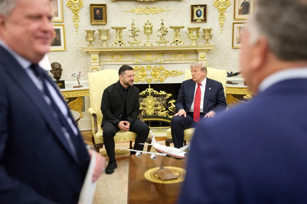 Встреча Владимира Зеленского и Дональда Трампа в Вашингтоне длилась чуть больше часа. На повестке — экстренный запрос ракет для комплексов Patriot, обсуждение санкций против российских углеводородов и дальнейшая дипломатическая координация.