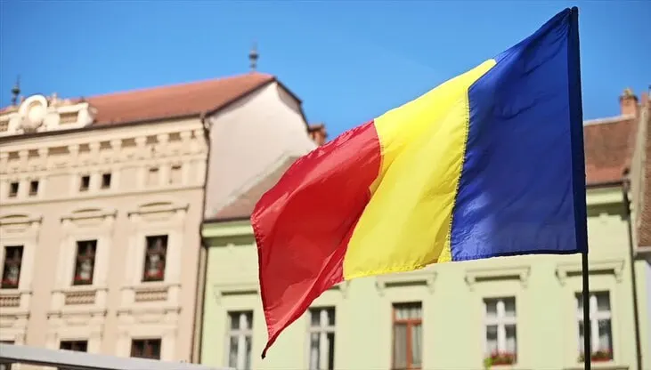 Бухарест объявил одного из сотрудников посольства России персоной нон грата и потребовал его выезда. Повод — падение и исследование обломков беспилотников, сбитых войсками Румынии 24–26 июля; румынский посол в Москве отозван для консультаций.