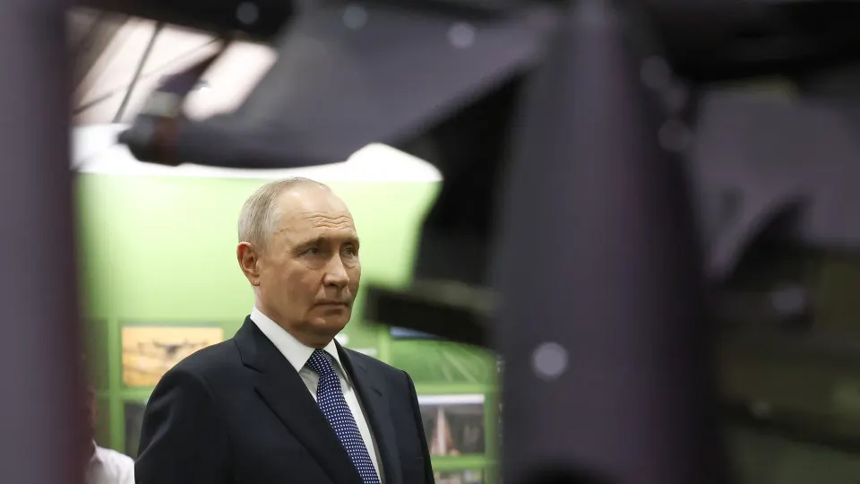 На форуме «Все для победы» президент отметил доверие к Общероссийскому народному фронту и заявил о росте военных расходов: в I квартале 2026 года траты превысили 5,9 трлн руб., доля обороны в бюджете достигла 46%.
