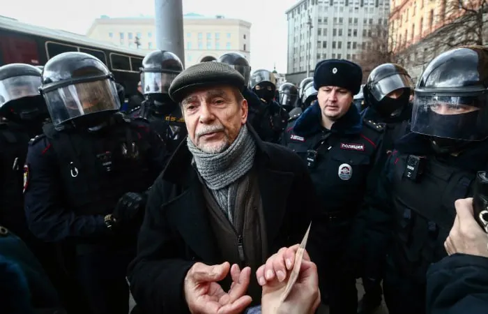 В Хорошевском суде Москвы началось заочное рассмотрение уголовного дела против 84‑летнего Льва Пономарева. Обвинение просит 6,5 года лишения свободы и запрет администрировать сайты на 10 лет.