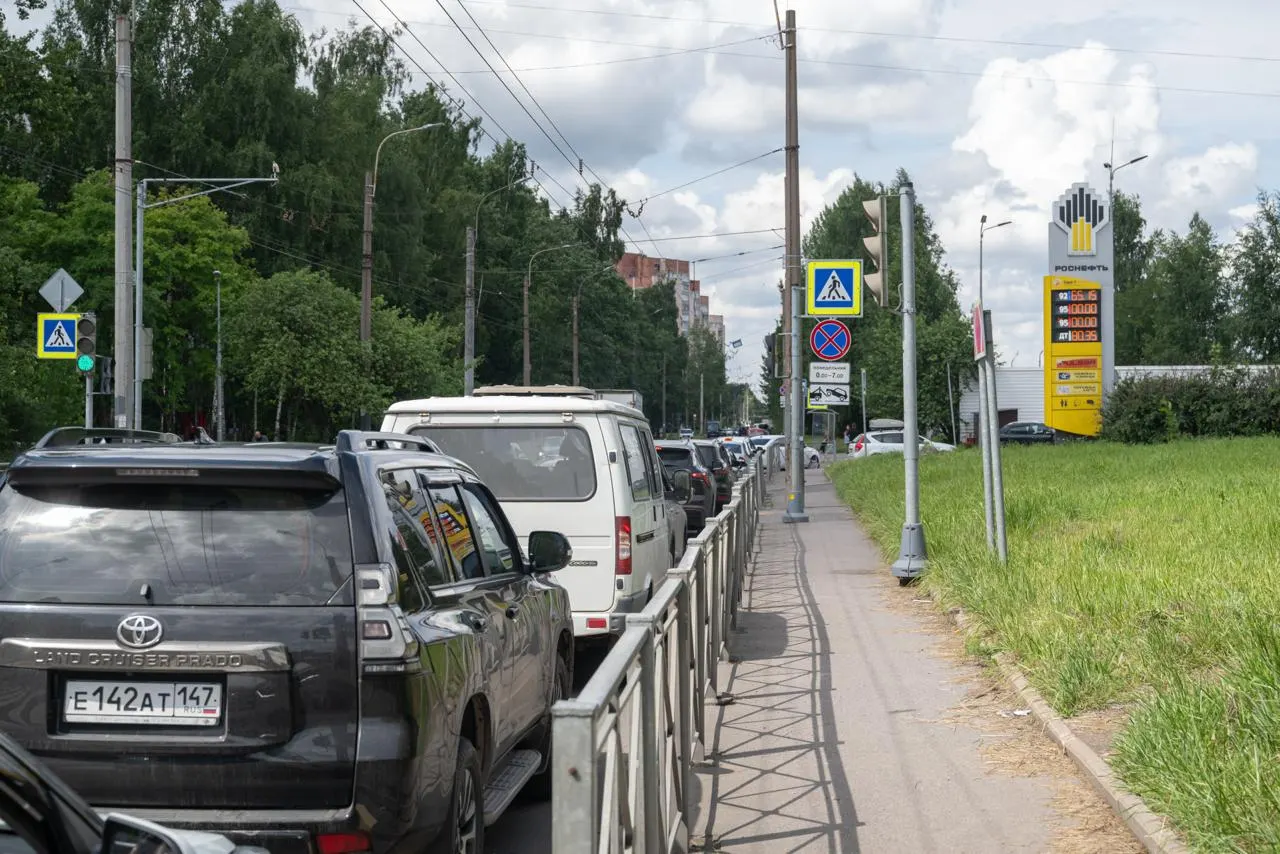 Работники петербургских АЗС сообщают, что им по-прежнему поставляют бензин Евро‑5. В июле федерально разрешили оборот топлива стандарта Евро‑3 из‑за перебоев на НПЗ, но в городе пока держатся запасы более чистого бензина.