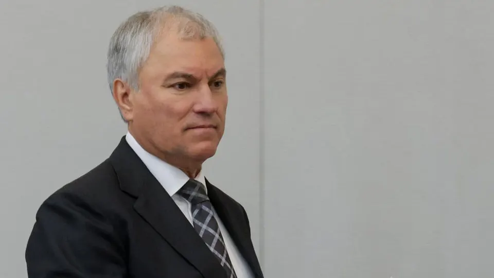 Спикер Госдумы выступил за приоритетное развитие трамвайного сообщения в крупных городах, глава транспортного комитета попросил автомобилистов набраться терпения — заявления прозвучали на фоне масштабного дефицита топлива и ограничений на его продажу в большинстве регионов.