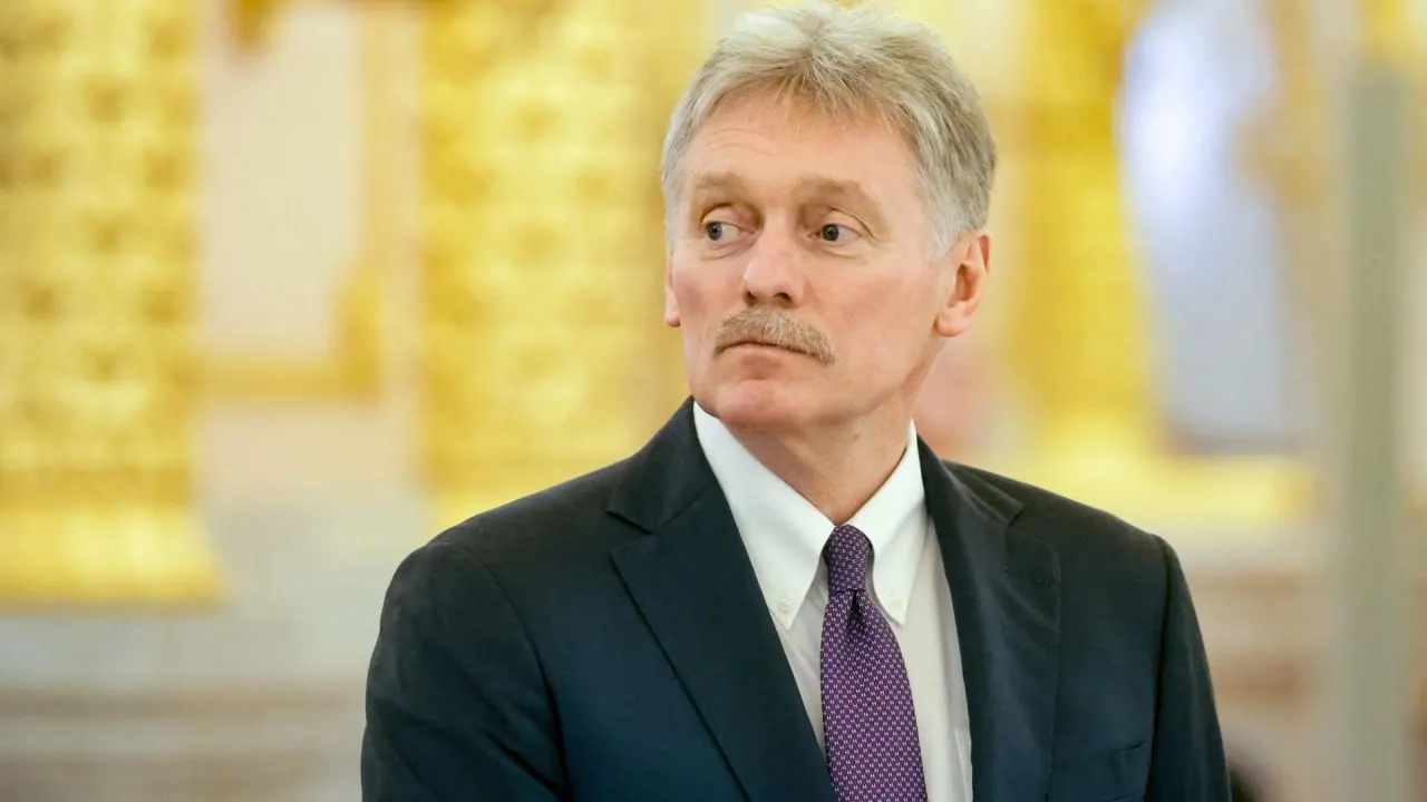 Пресс‑секретарь президента Дмитрий Песков заявил, что вмешательство западных стран и их помощь вооружениями через спутниковую инфраструктуру превратили спецоперацию в полноценный вооружённый конфликт. Он также охарактеризовал удары по гражданской инфраструктуре как террористические и отметил готовность к переговорам при посредничестве США.