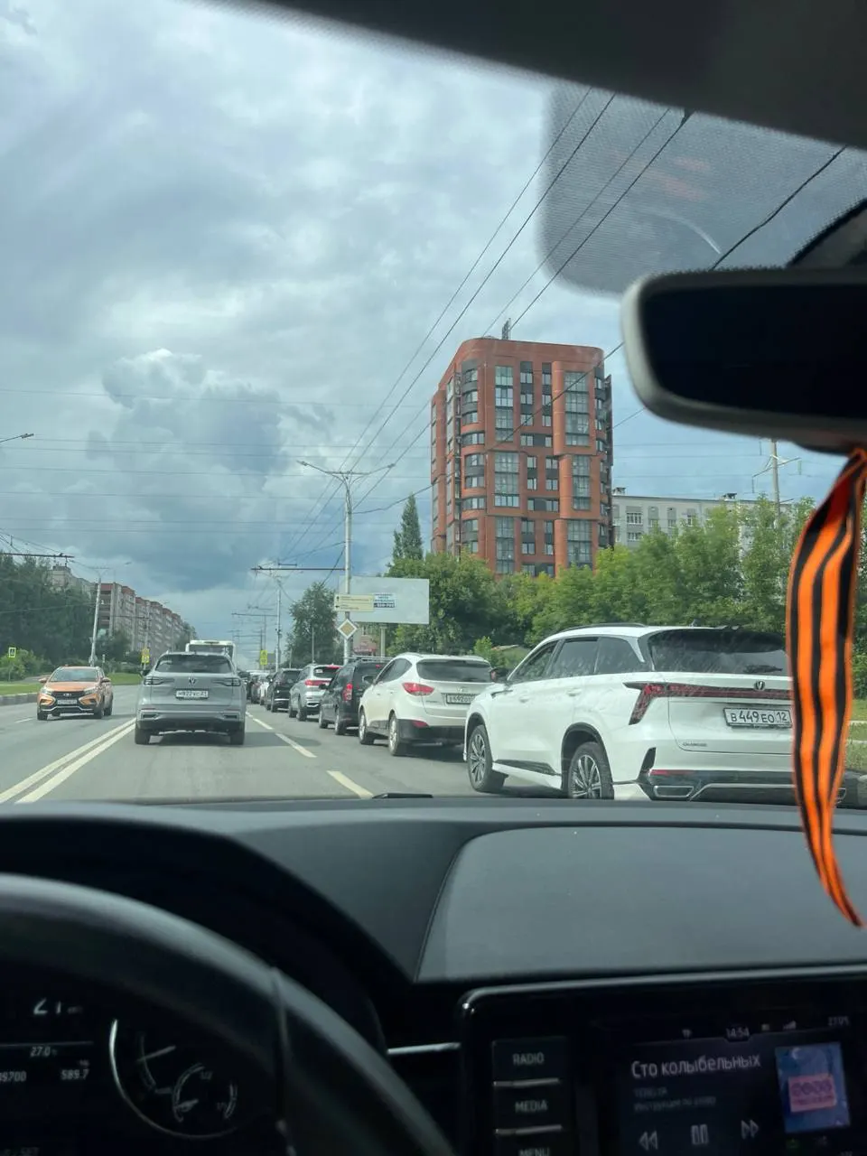 В Чебоксарах водители часами стоят в ночных очередях за ограниченными объёмами бензина, пока в тылу продолжаются атаки на нефтеперерабатывающие заводы — это сокращает поставки и усиливает дефицит топлива.