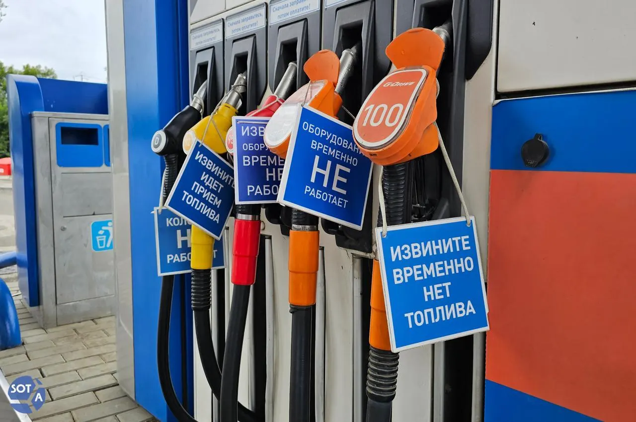 Закон допускает смешивание прямогонного бензина с другими компонентами и приравнивает эту технологию к производству автомобильного топлива. Вводятся налоговые вычеты и демпферные выплаты, правительство получит право определять допустимые виды топлива; поправки действуют с 1 июня 2026 года.