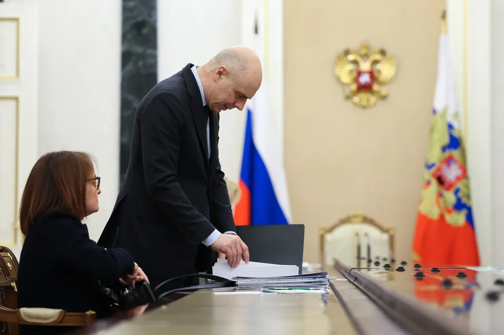 Госдума дала Минфину право оперативно увеличивать расходы и занимать сверх привычных лимитов. Это снижает прозрачность бюджета, подрывает предсказуемость для бизнеса и усиливает инфляционные и долговые риски.