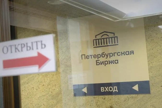 С 21 июля на бирже запретили покупки топлива только для последующей перепродажи посредникам: бензин можно купить для собственных нужд или для заранее указанного конечного получателя. За несоблюдение — санкции вплоть до блокировки доступа к торгам.