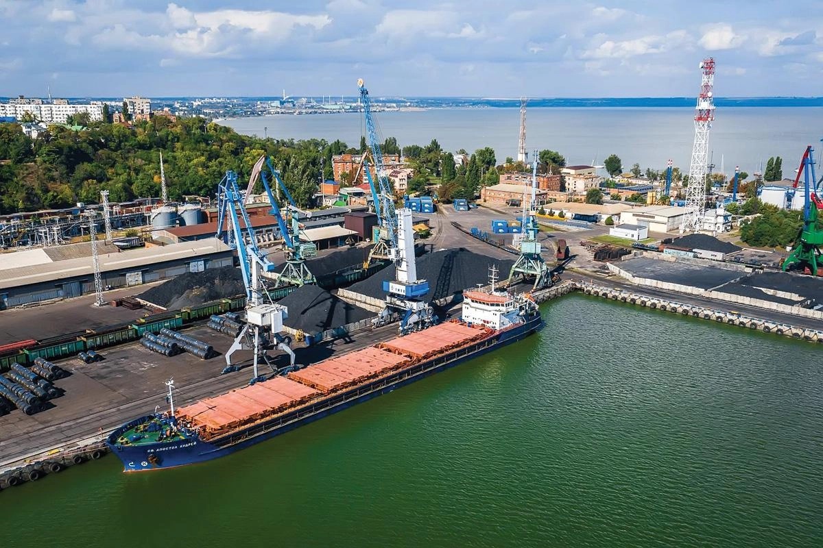 Из‑за приостановки отгрузок в портах Азовского моря власти предлагают покрыть до 90% затрат на перевозку зерна в черноморские и балтийские порты; трейдеры уже подают заявки на перевалку грузов.