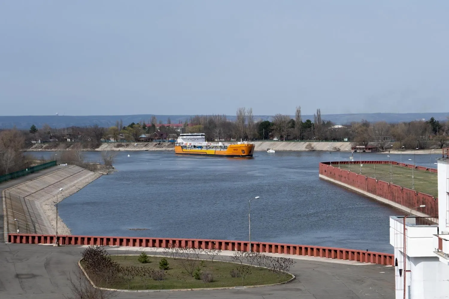 Остановку связывают с ударами беспилотников по танкерам в Азовском море. Эксперты предупреждают о риске снижения экспорта зерна и перебоев с поставками топлива на полуостров.