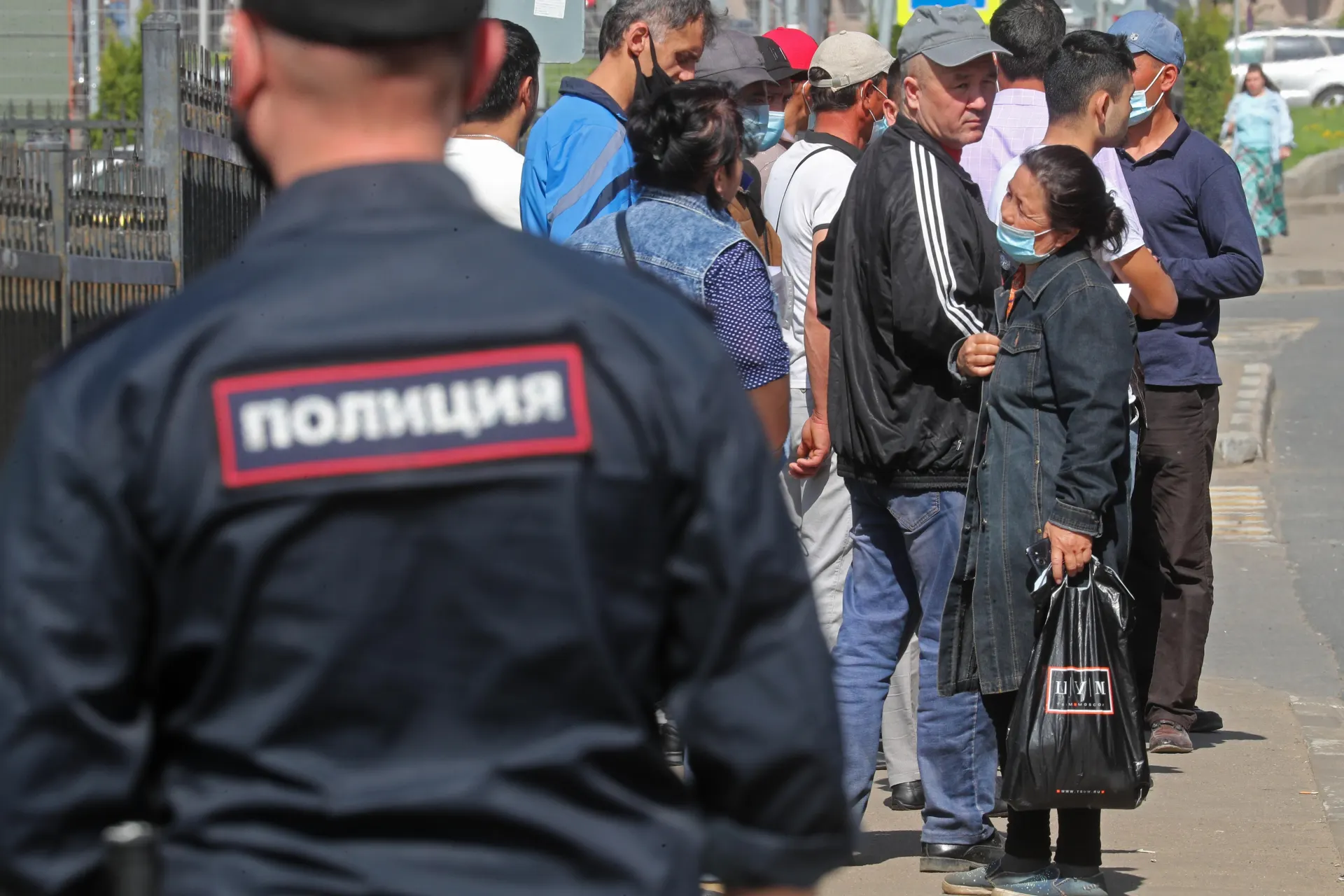 Поправки ко второму чтению предусматривают включение в перечень оснований для обязательной выдворения иностранцев неповиновения законному требованию пограничника и дискриминации.