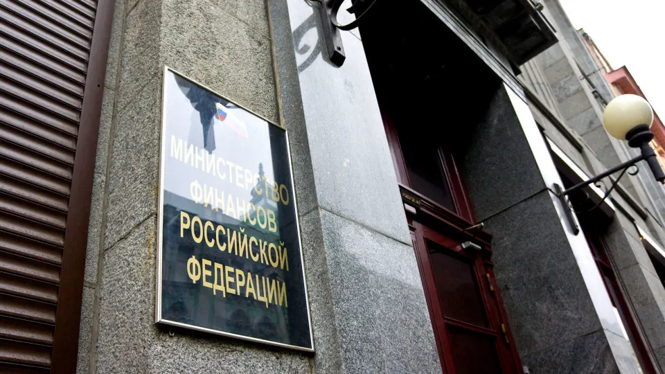 Ведомство приостанавливает размещения облигаций федерального займа для стабилизации ситуации после резкого падения цен и роста доходностей — последние аукционы прошли неудачно, планы по заимствованиям под вопросом.