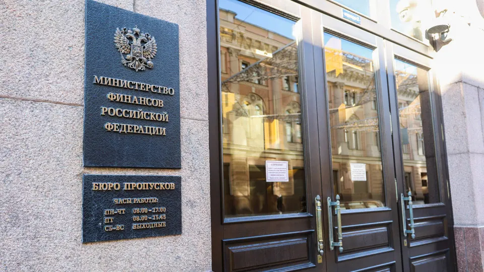 После 2022 года объём государственного долга вырос почти на 70%, расходы на обслуживание долгов втрое увеличились, и без ограничений дефицит будет усиливаться, предупреждают аналитики ЦМАКП.