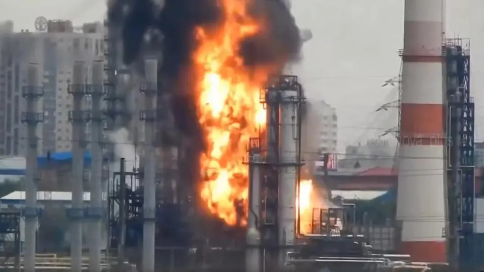 Остановка крупных нефтеперерабатывающих заводов привела к дефициту бензина: выпуск упал до 65% от летнего спроса, дефицит оценивают в 40–45 тыс. тонн в сутки. Часть нехватки покрывают поставки из Белоруссии и импорт.