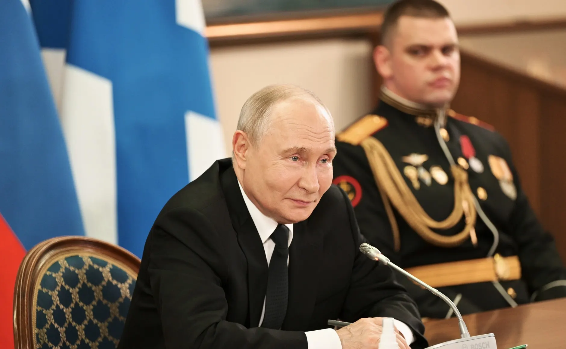На встрече с моряками президент заявил, что конфликт завершится победой РФ, обвинил Киев и Запад в эскалации и пообещал при необходимости обеспечить защиту Калининградской области всеми средствами.