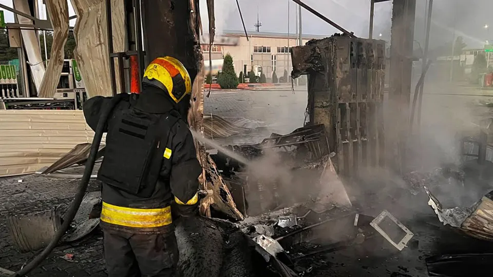 Ночной удар дронами по Днепропетровской области повлёк разрушения на автозаправках и жертвы. Одновременно в России наблюдается острый дефицит топлива: производство сократилось, введены лимиты и идут экстренные закупки за рубежом.
