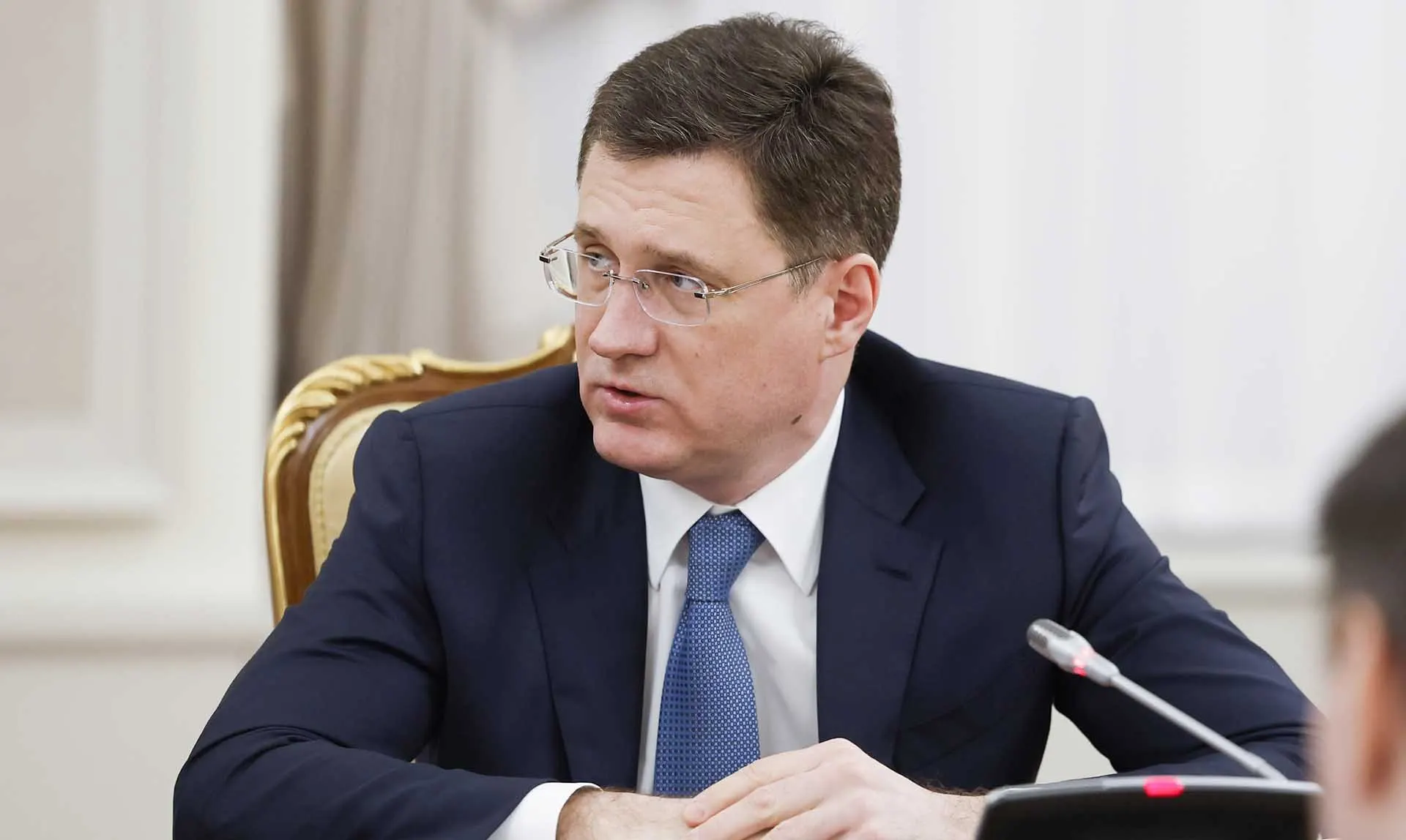 Вице‑премьер заявил, что в целом запасов топлива в стране достаточно; локальные перебои связывают с логистикой. В отдельных регионах вводили режим повышенной готовности.