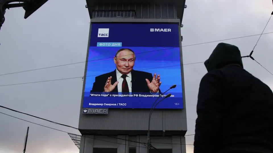 Минэкономразвития фиксирует рост ВВП на 0,3% по итогам первого полугодия 2026 года. Темпы значительно замедлились: военные траты поддерживают отдельные сектора, в то время как гражданская промышленность и нефтепереработка демонстрируют сокращение производства. Эксперты предупреждают о риске нулевого роста по итогам года.