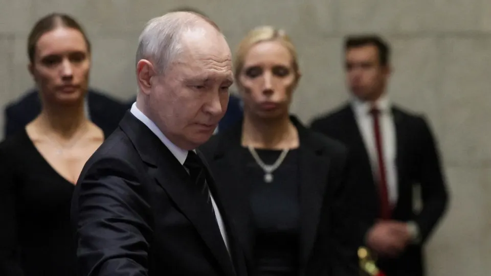 По сведениям источников, близких к Кремлю, российский лидер продолжает настаивать на полном контроле над Донбассом. Советники и международные призывы не меняют его позиции; возможны новая волна мобилизации и удары за пределами Украины.