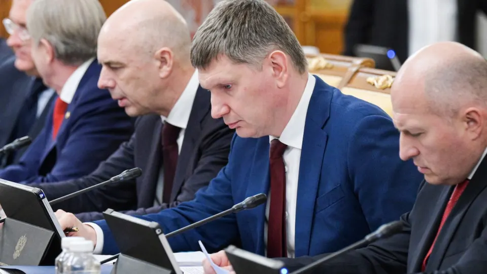 По оперативным данным Минэкономразвития ВВП РФ за пять месяцев вырос лишь на 0,2%. За этим показателем — застой в промышленности, сильная дивергенция регионов и риск годового спада на фоне обвала нефтяных цен и падения инвестиций.
