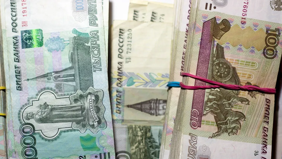 Наличные снова уходят из банков рекордными темпами — банки теряют ликвидность, Центробанк наращивает поддержку, эксперты бьют тревогу из‑за роста проблемных кредитов.