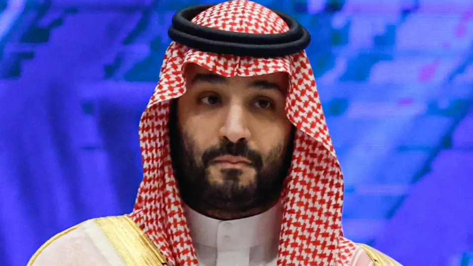 Saudi Aramco снизит официальную отгрузочную цену Arab Light на $11 за баррель — крупнейшее сокращение за десятилетия. Решение направлено на привлечение покупателей в Азии и уже обваливает котировки Brent и Urals, усиливая давление на российский бюджет.