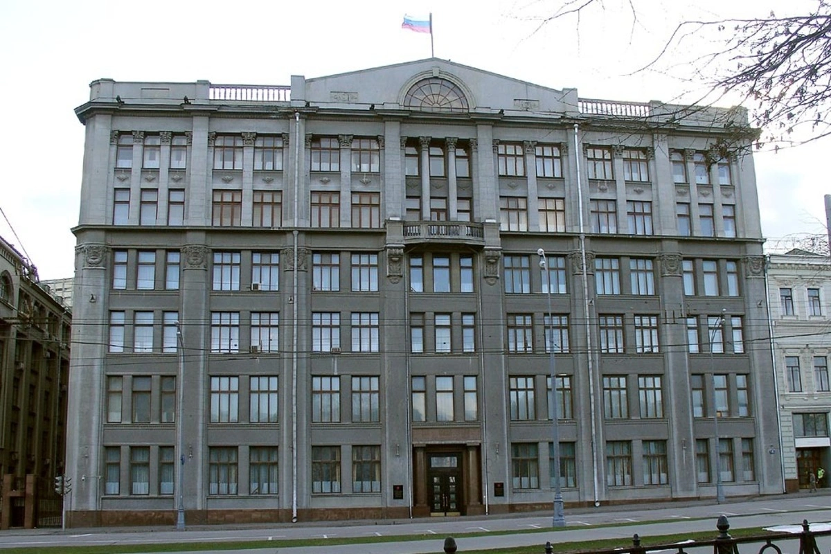 Администрация президента рекомендовала подконтрольным СМИ избегать публикаций с последствиями украинских ударов по российской территории и усилить показ результатов ударов по Украине. Часть крупных телеграм-каналов уже убрала такие материалы, а в элитах обсуждают возможные ужесточения наказаний.