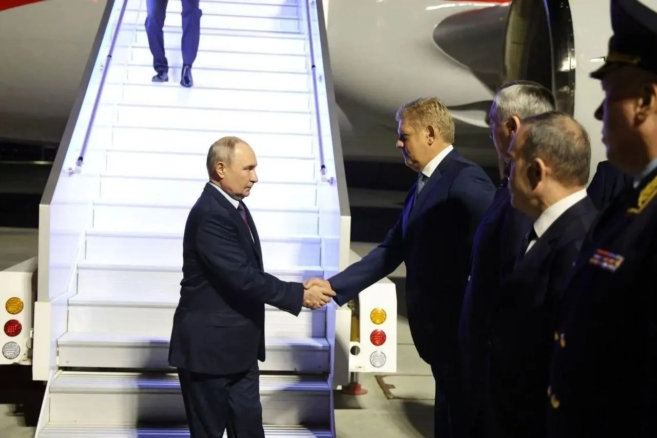 Президент России прибыл в Новосибирск для участия в церемонии открытия СКИФ — Сибирского кольцевого источника фотонов.