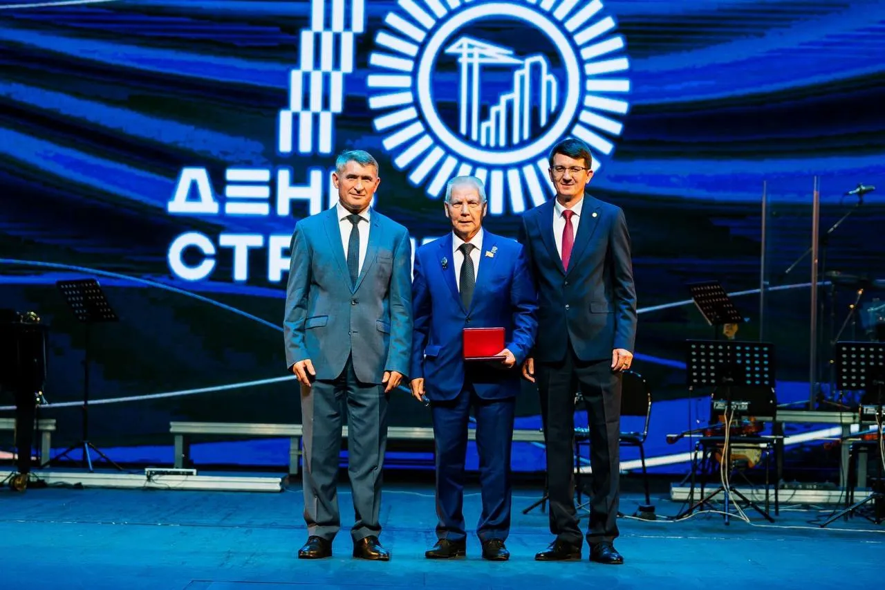 На торжественной церемонии ко Дню строителя были вручены звания и знаки отличия.
