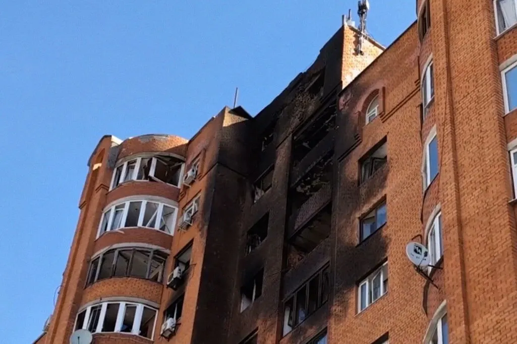 Жители почти двух десятков регионов жалуются на задержки и ограничения в компенсациях за жилье и утрачённое имущество после атак беспилотников. Власти обещают помощь, сроки остаются неопределёнными.