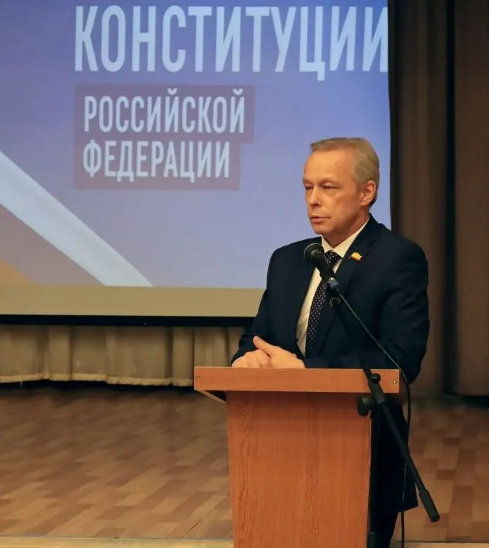 В Чебоксарах устроили предвыборный концерт с флагами Единой России, звучали песни на украинском языке, что вызвало волну вопросов о законности мероприятия и роли властей.